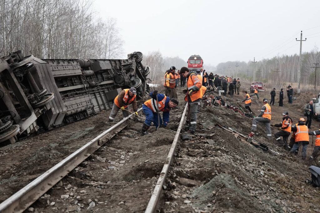Железнодорожное ЧП под Ульяновском: Семь вагонов поезда Челябинск — Москва сошли с рельсов
