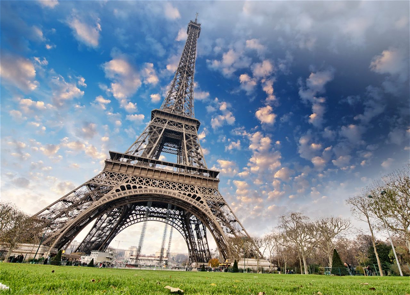 Рекордные торги в Париже: Эйфелева башня уходит по кускам