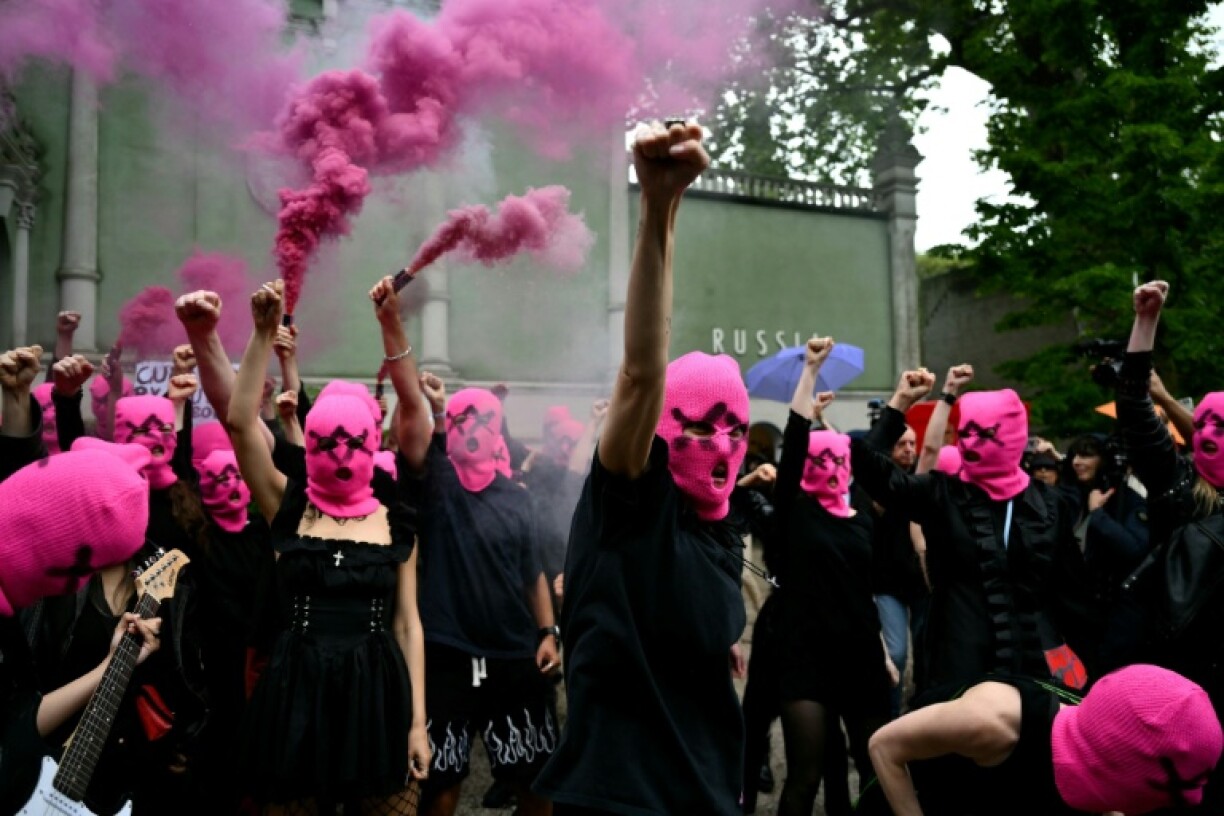 Активисты Pussy Riot и Femen провели совместную акцию протеста у павильона РФ в Венеции