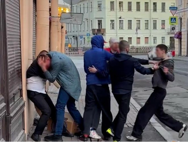 В Петербурге группа подростков с молотком нападает на прохожих