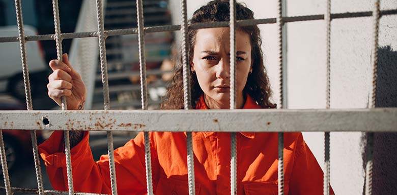 Женский профиль российской преступности: почему доля осужденных женщин достигла исторического максимума
