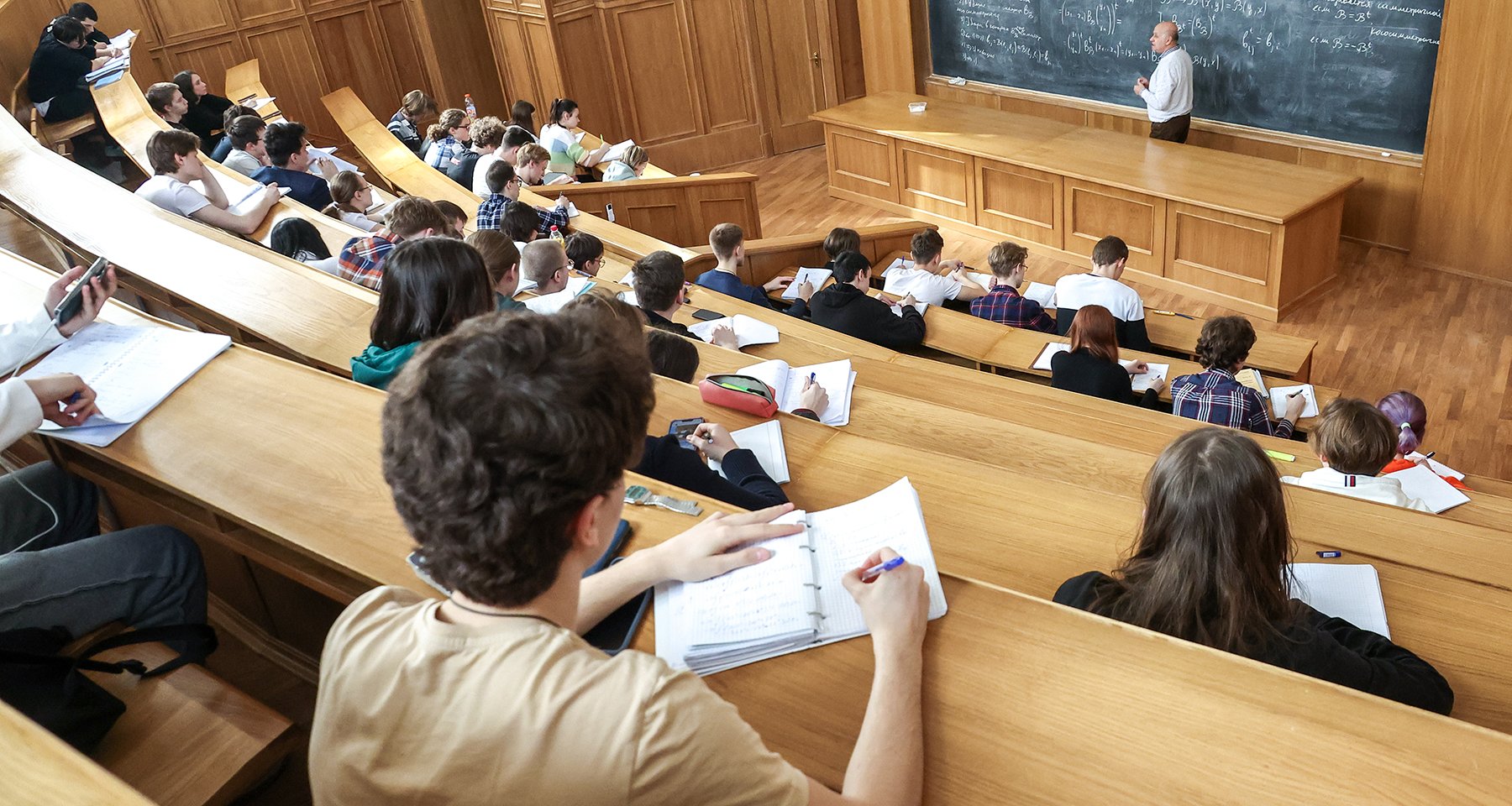 Unde să studiezi în 2026? Clasamentele pe discipline arată cum universitățile rusești își schimbă poziția de lider geografic
