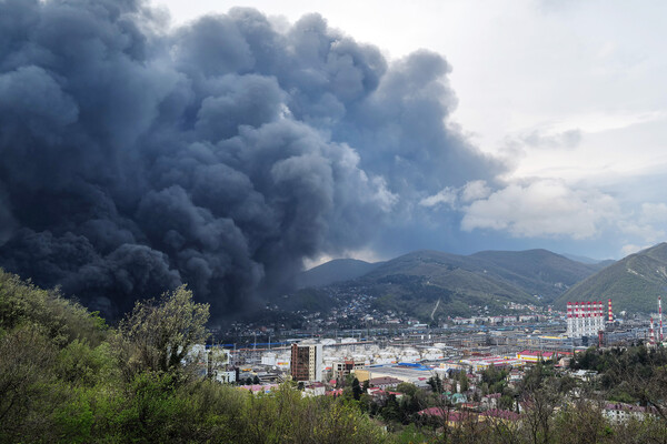 Tuapse este din nou în flăcări: peste o sută de salvatori au fost trimiși pentru a stinge incendiul din port