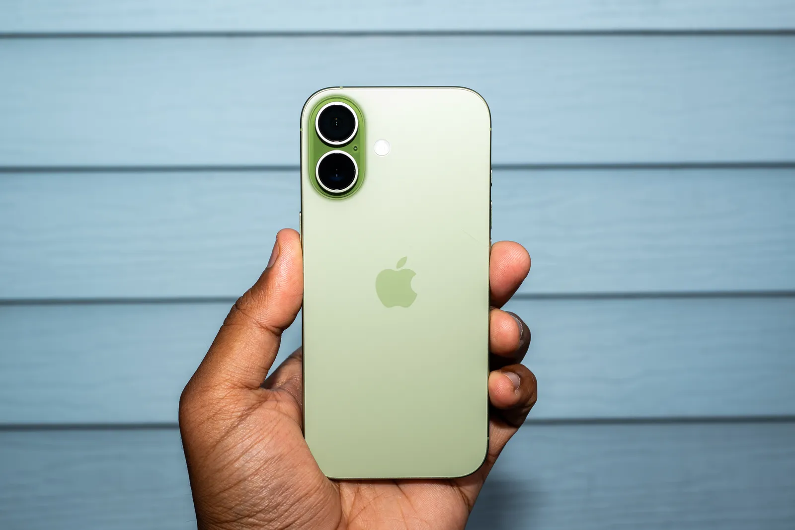 Умная блокировка от грабежа: Apple научит iPhone распознавать момент уличной кражи