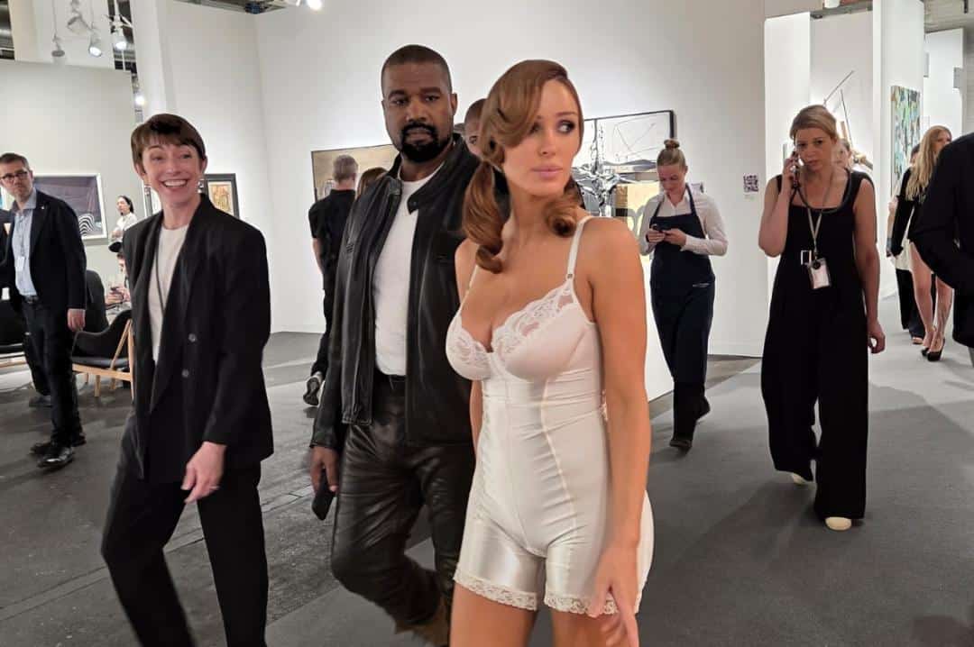 Ai uitat să te îmbraci sau o nouă tendință: Bianca Censori cucerește Basel-ul într-un body din dantelă.