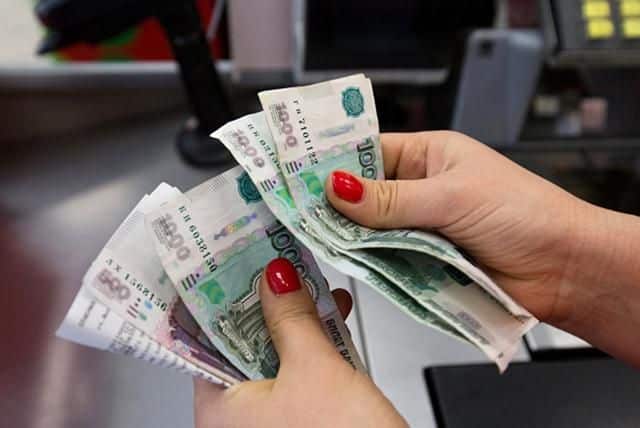 Возвращение к банкнотам: почему россияне все чаще выбирают наличный расчет и рублевые сбережения