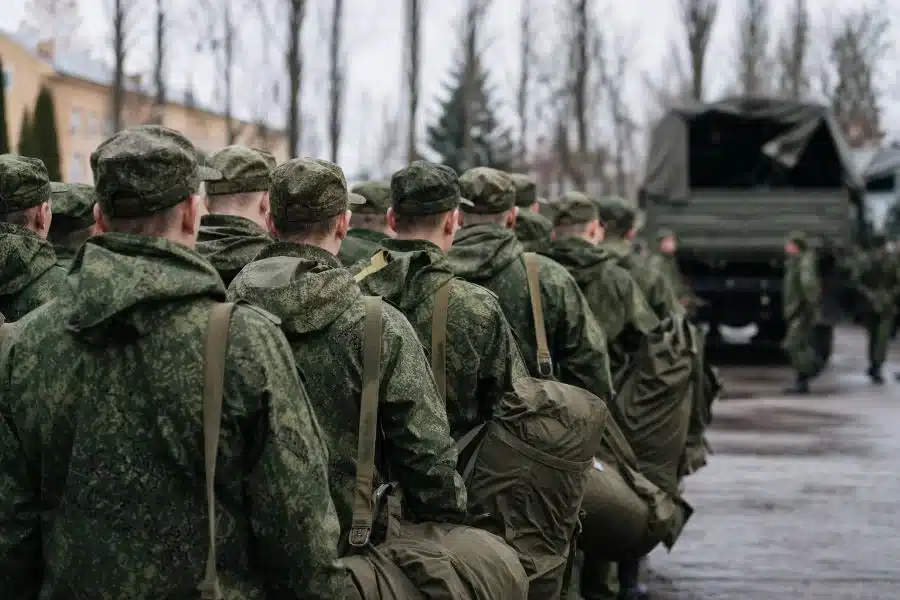 Майданда кадрлардың жетіспеушілігі: келісімшарт бойынша әскерге шақырылған сарбаздар санының азаюы және жаңа мобилизация туралы қауесеттер