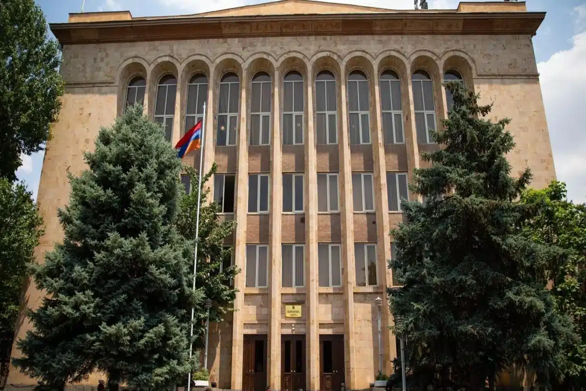 Конституционный суд Армении объединил иски семи партий по делу о выборах