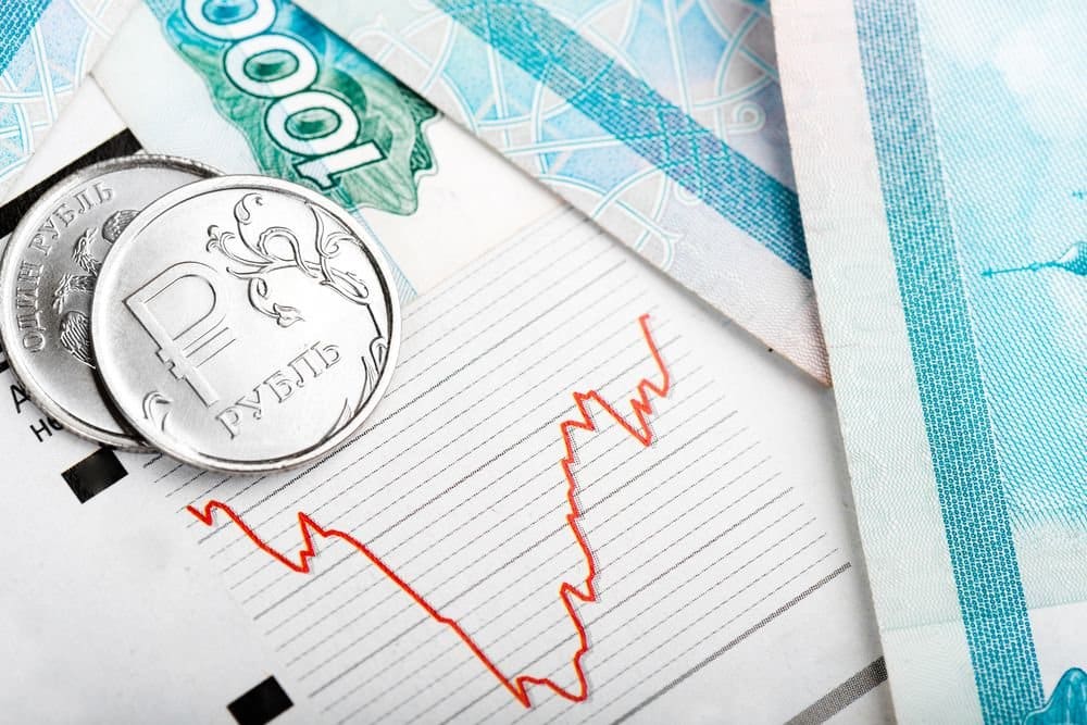 Рубль үшін жазғы үзіліс: сарапшылар көктемгі нығайтудан кейін валюта трендінің өзгеруін болжайды