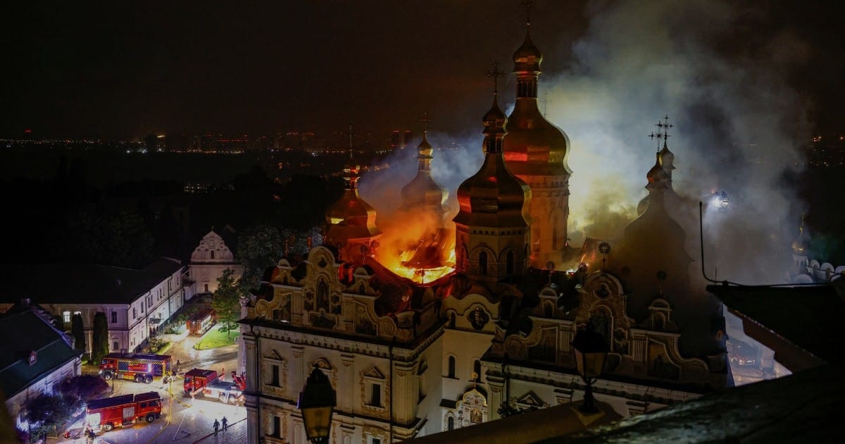 O noapte de distrugere culturală: un raid aerian masiv asupra Kievului a dus la un incendiu la Lavra Pechersk din Kiev și la distrugerea arhivelor studioului de film Dovzhenko