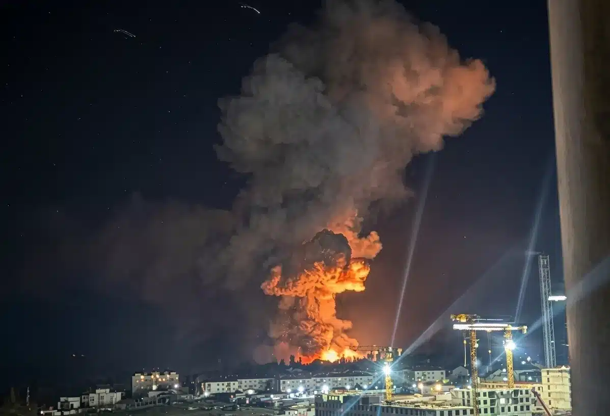 Raid incendiar asupra infrastructurii: complexul de transbordare petrolieră Sheskharis din Novorossiisk a luat foc după un atac cu drone