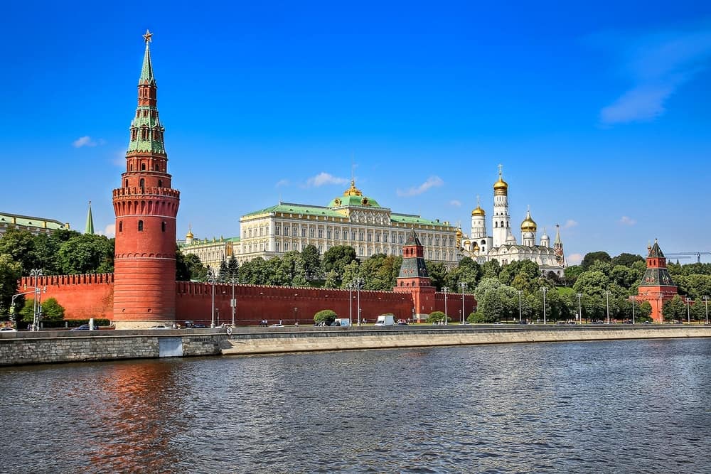 Самая дорогая квартира Москвы: тайны двухуровневого пентхауса с личным бассейном за 4,8 миллиарда рублей.
