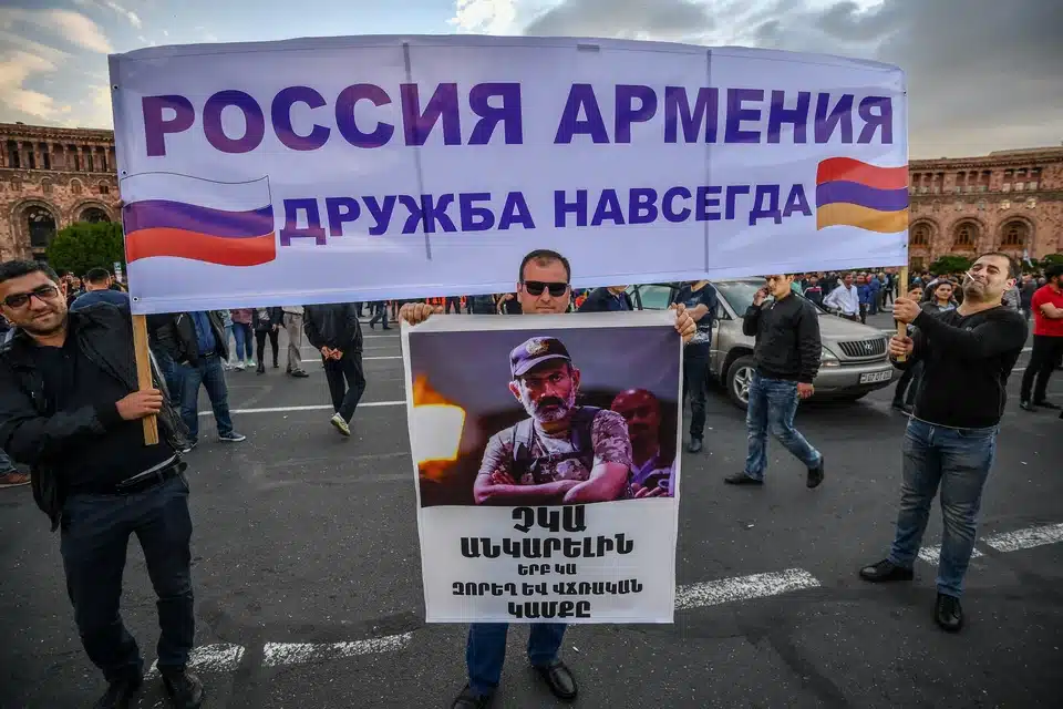სომხურმა ოპოზიციამ პრორუსული ლოზუნგები პირველად 2018 წელს წამოიძახა