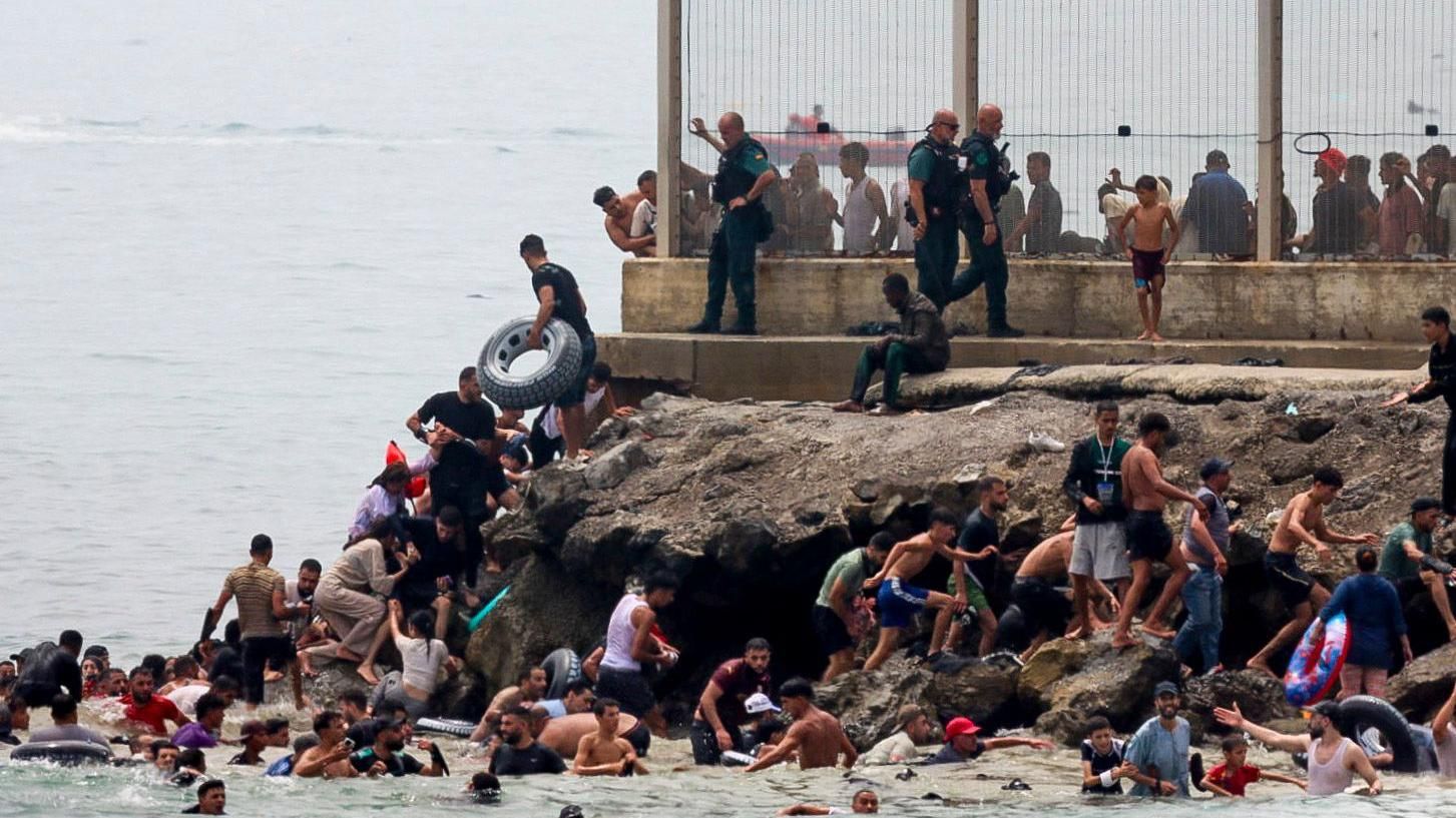Furtună umanitară și diplomatică în Ceuta: Zeci de mii de migranți au încălcat granița Spaniei cu Marocul