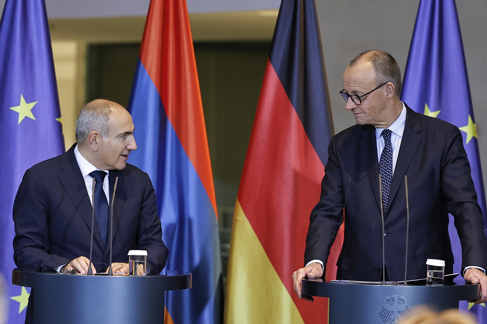 Diplomație în format nou și vectorul european: Ministerul de Externe al Armeniei lansează un podcast, iar Pașinian poartă discuții cu cancelarul german