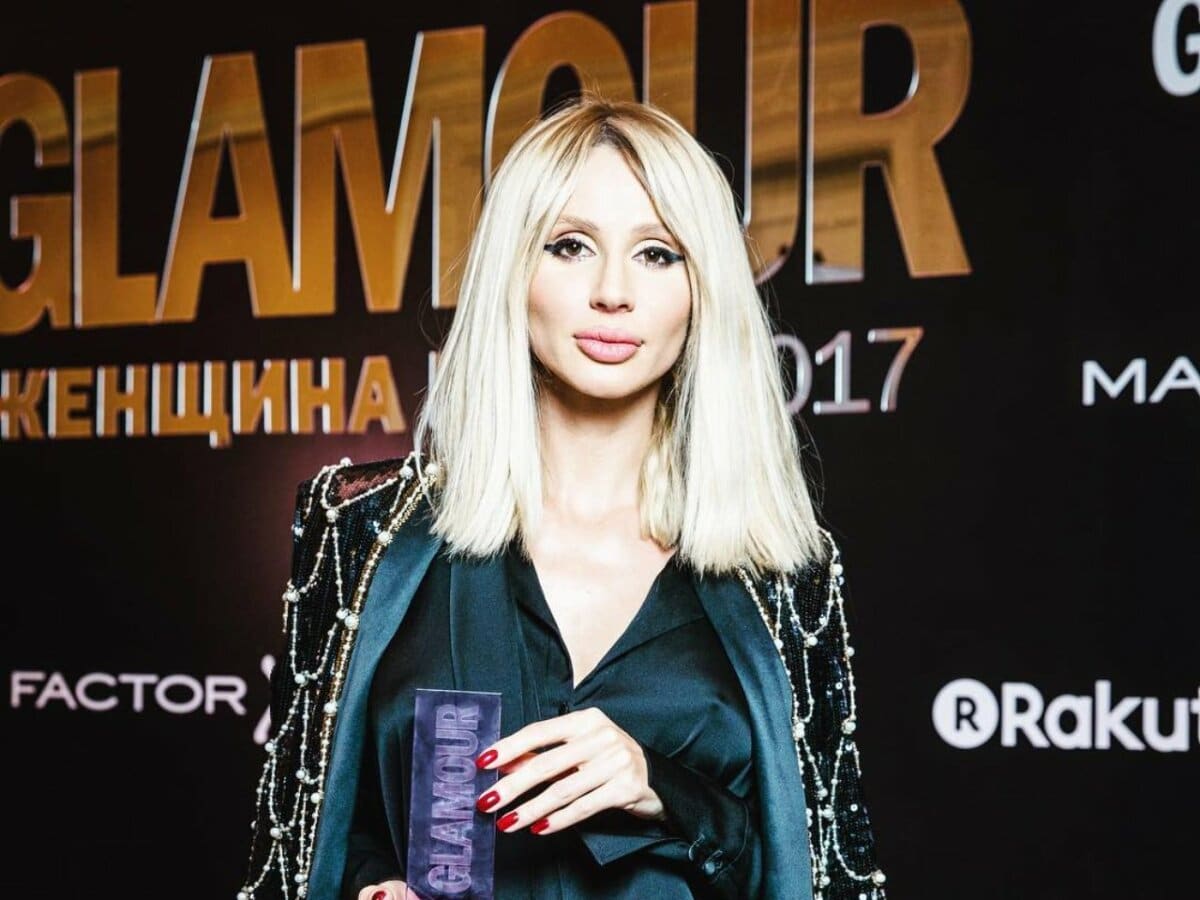 «Қағидаттарыңмен тозаққа!»: Бір жасар туған күн қызы және 150 000 еуро суретшіге орыс тілін қалай қайтарды