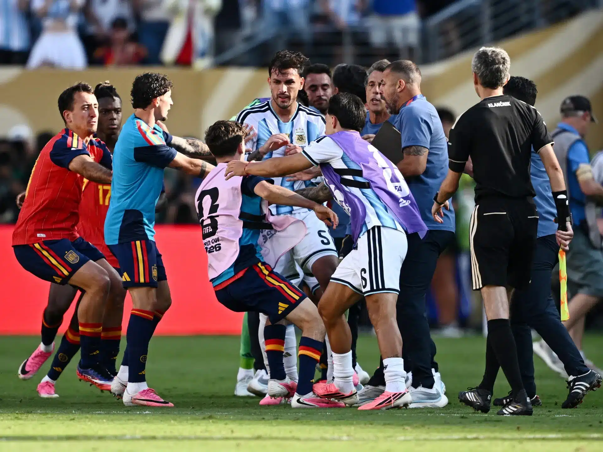 Înfrângere fără demnitate: FIFA lansează o anchetă privind încăierarea în masă de după finala Cupei Mondiale din 2026 dintre Argentina și Spania