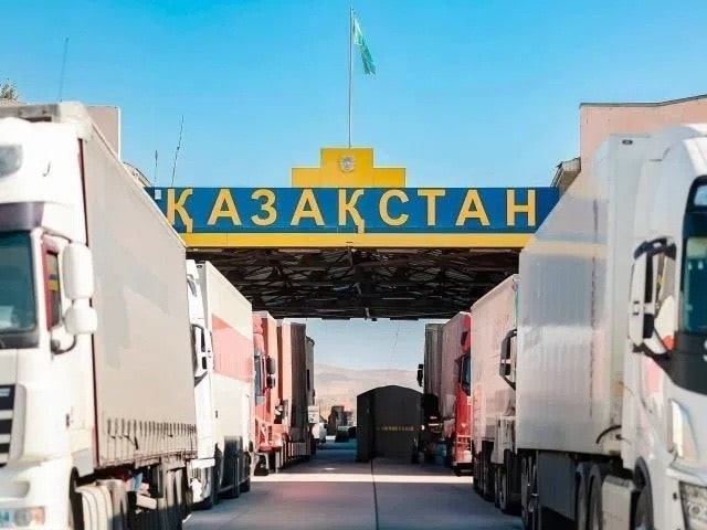Топливный заслон: Казахстан ужесточает контроль на границах из-за бензинового кризиса в России