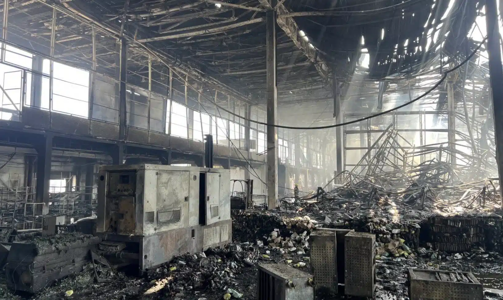 Число жертв массированного удара по Киеву достигло 30 человек, а украинский Красный Крест лишился ключевого гуманитарного склада