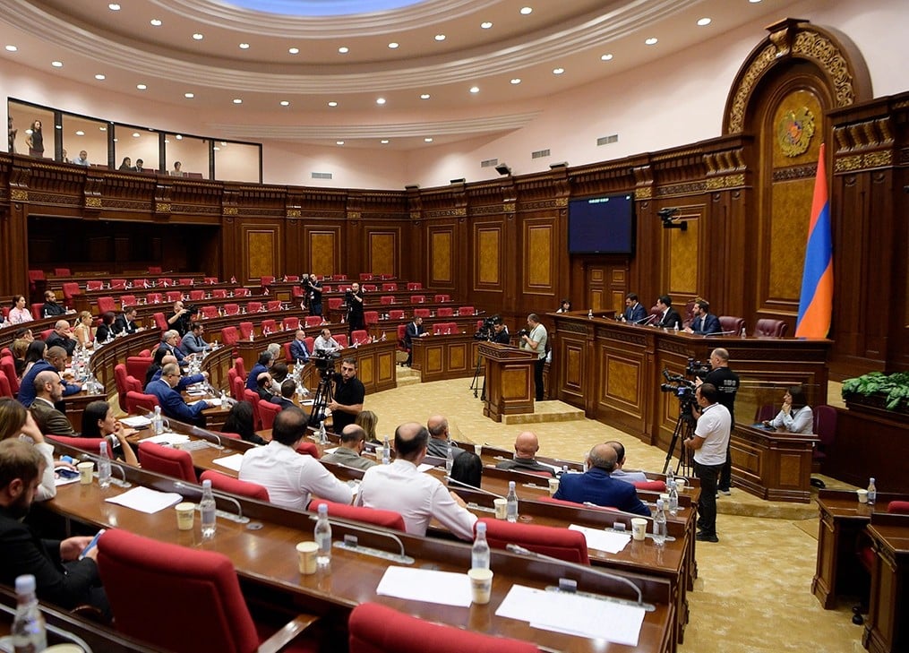Перераспределение влияния: Правящая партия Армении уступила оппозиции четыре парламентские комиссии