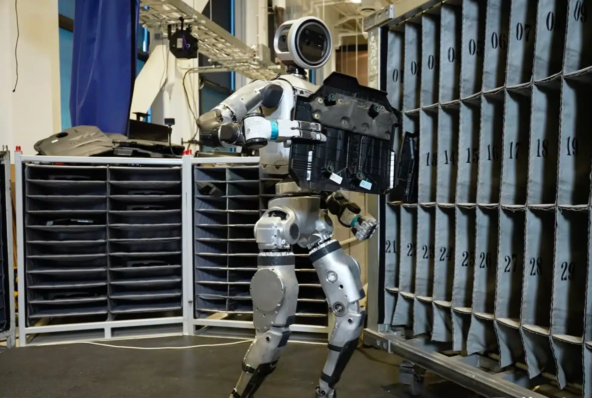 Boston Dynamics компаниясының Atlas роботы батареяны ауыстыру өнерін меңгерген