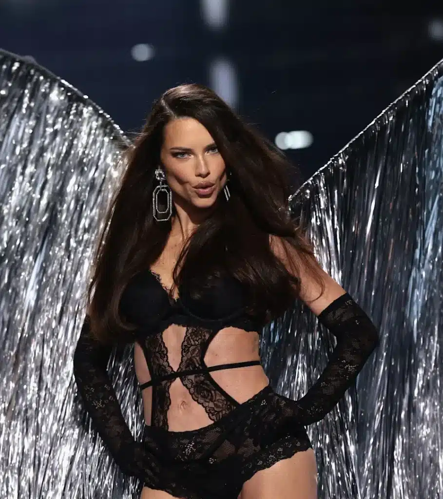 Адрана Лима на шоу Victoria's Secret 2025