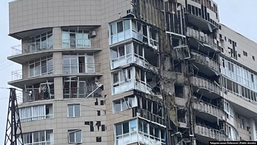 რუსეთის რეგიონებზე მასშტაბური დრონით თავდასხმა: საცხოვრებელი კორპუსის დარტყმა და შედეგები