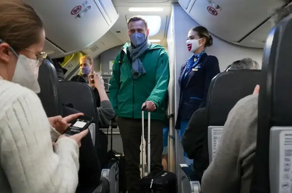 Алексей и Юлия Навальные садятся на самолет Берлин — Москва. 17 января 2021 года.