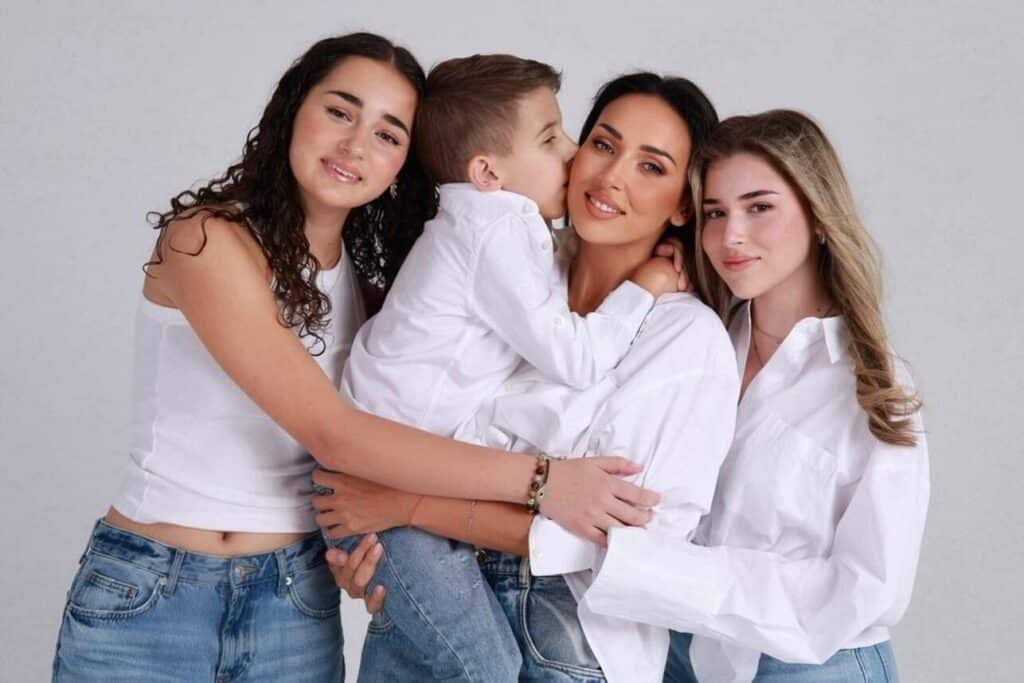 Алсу со своими детьми