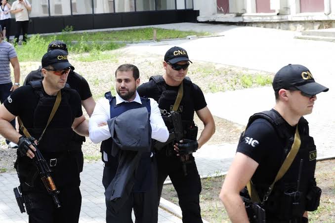 Арестованного Илана Шора ведут в зал суда.