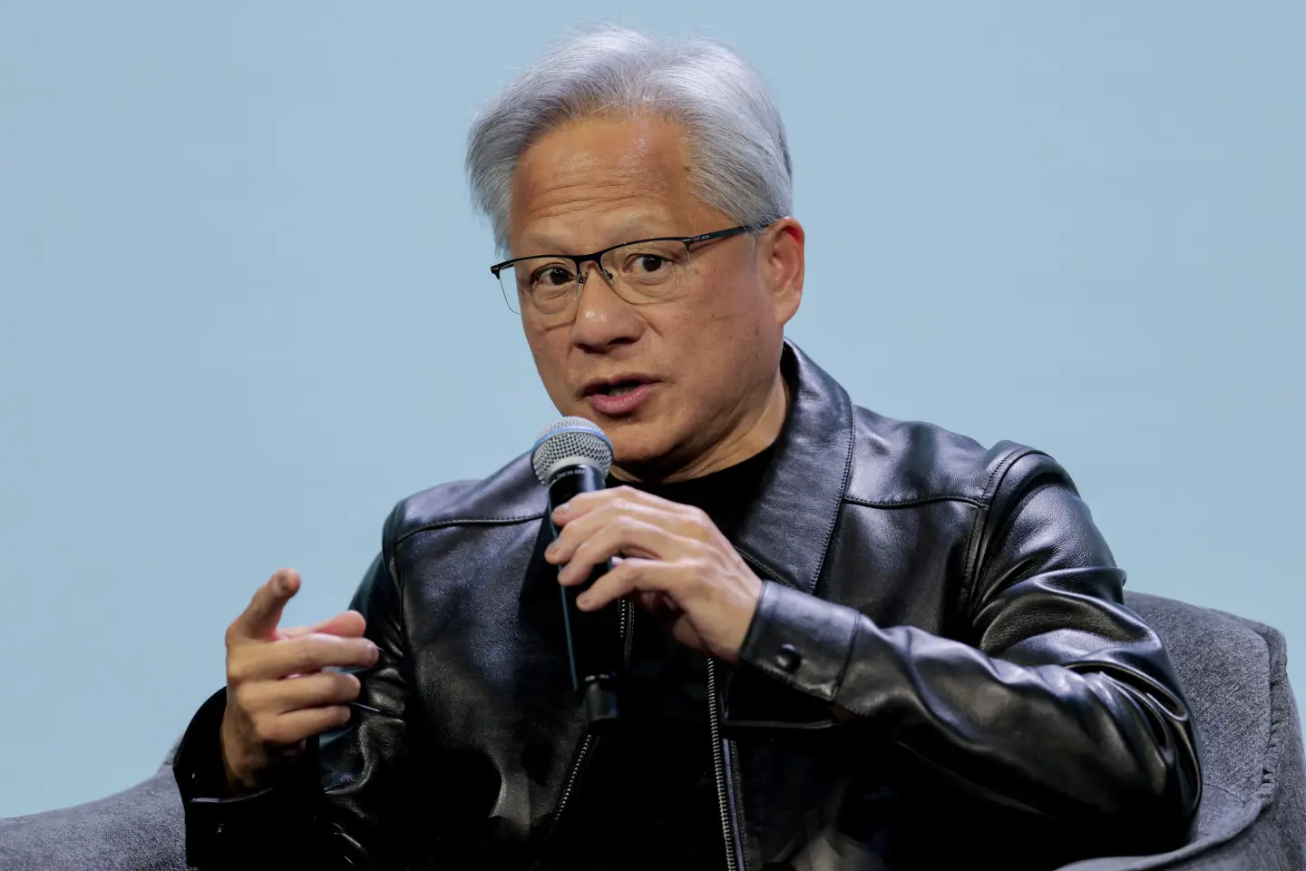 Глава NVIDIA в Астане: Дженсен Хуанг призвал Казахстан защитить суверенитет данных и строить собственные фабрики ИИ
