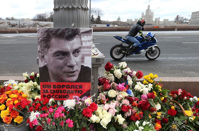 Импровизированный мемориал на месте убийства Бориса Немцова на Большом Москворецком мосту в Москве