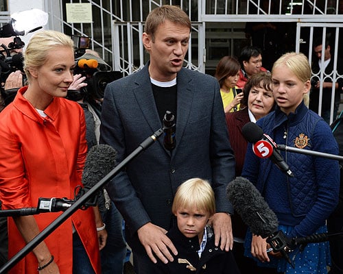 Кандидат в мэры Москвы Алексей Навальный с семьей отвечает на вопросы журналистов во время выборов мэра Москвы.