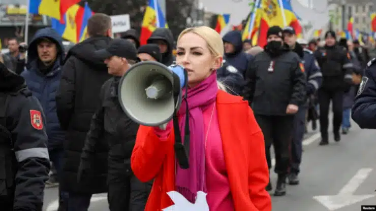 Марина Таубер среди протестующих