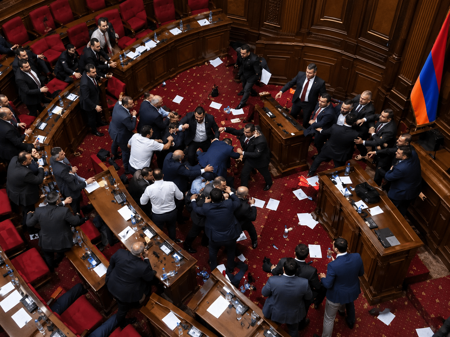 Массовая потасовка в парламенте Армении: взаимные обвинения властей и оппозиции после драки в зале заседаний