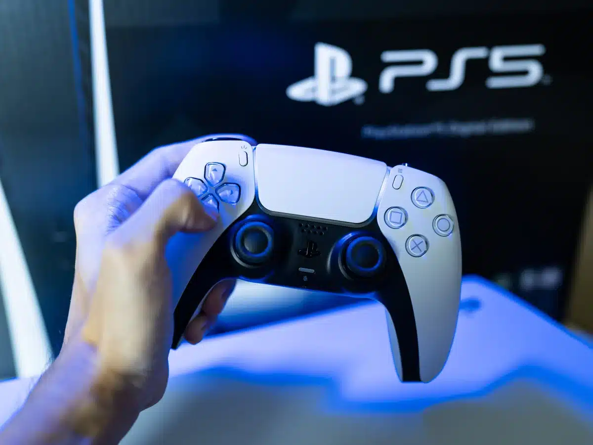 Октябрьское пополнение PlayStation Plus: громкие проекты и классика для подписчиков Extra и Premium
