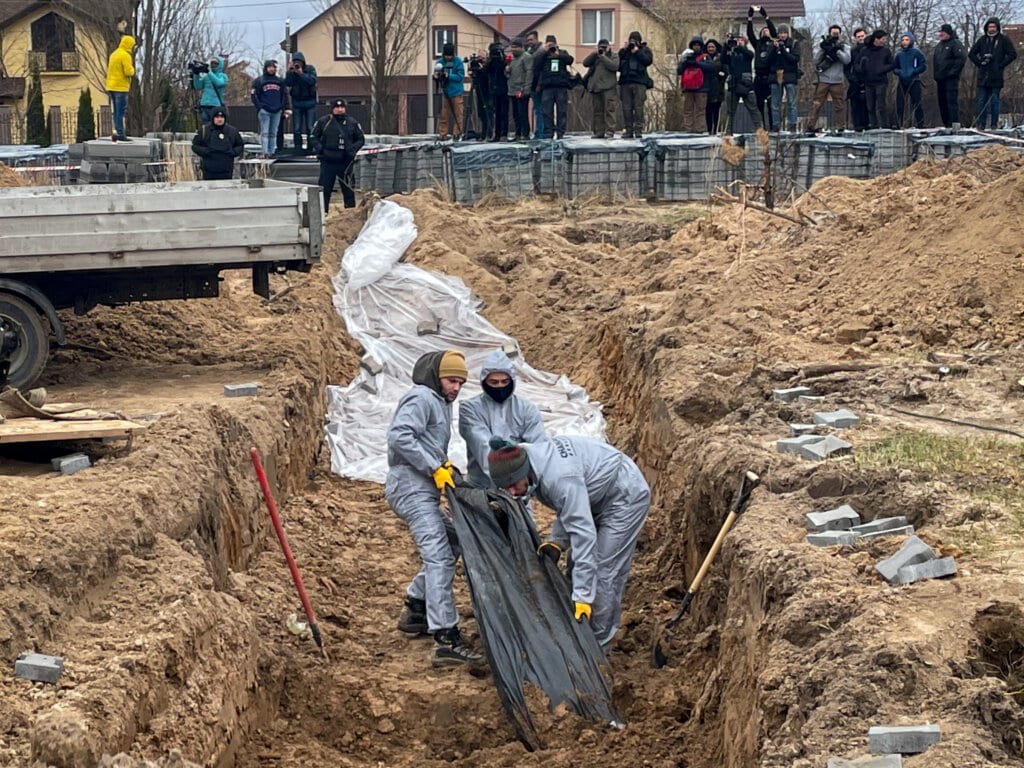 Эксгумация тел из братской могилы возле церкви святого апостола Андрея Первозванного. 13 апреля 2022