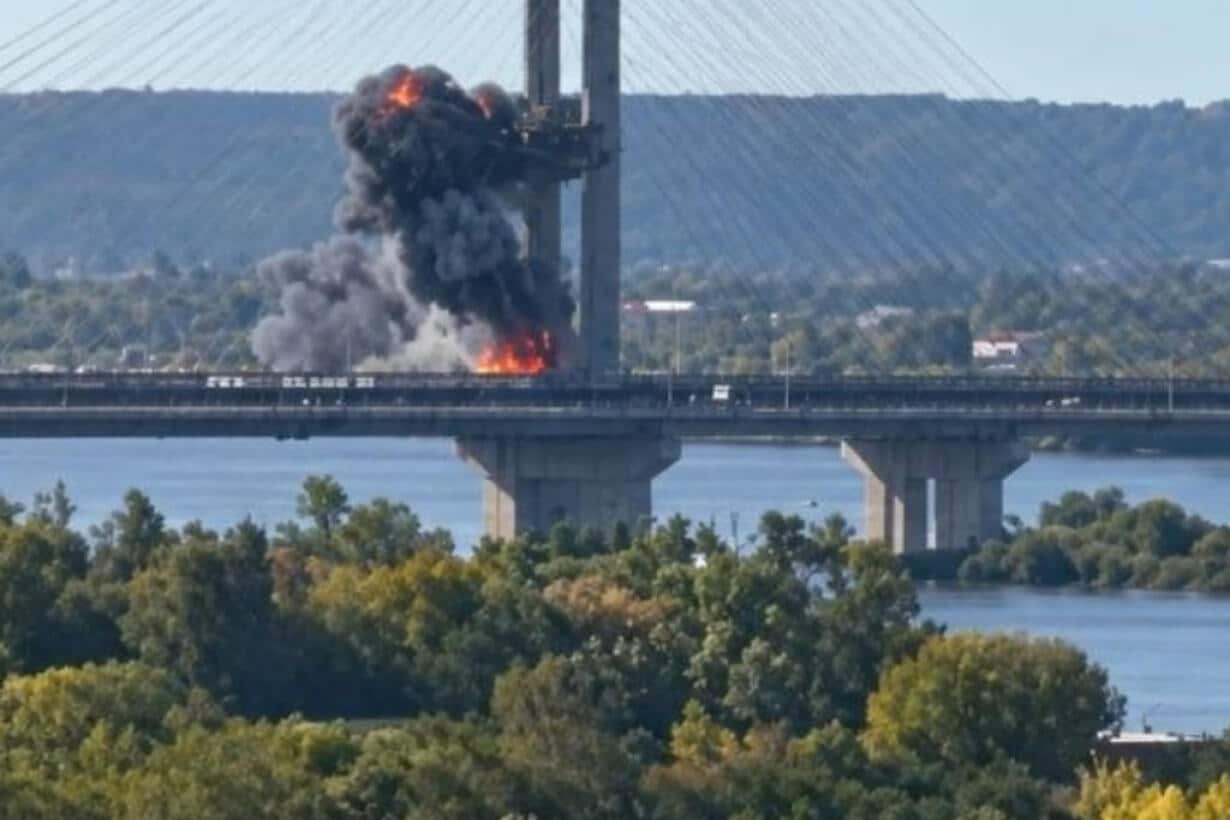Ночные удары дронов: транспортный коллапс в Киеве и пожары на ключевых нефтегазовых объектах России